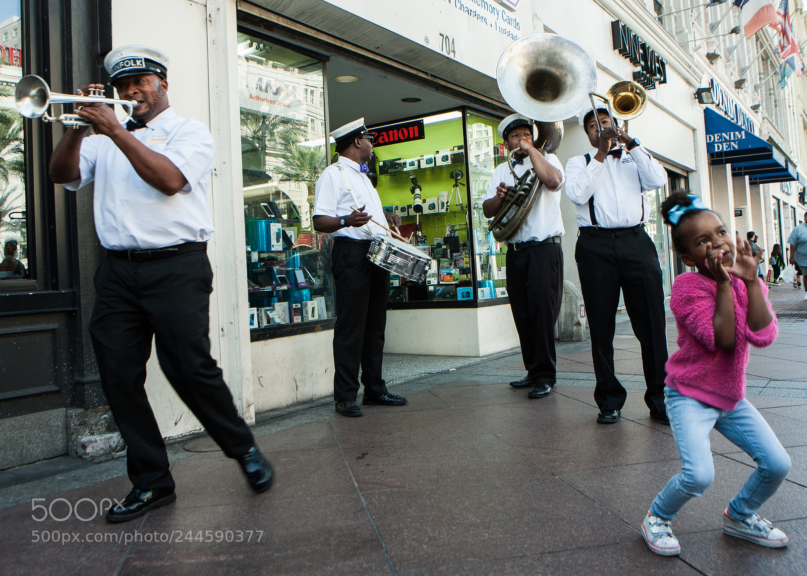 Canon EOS-1Ds Mark III sample photo. Air trumpet photography