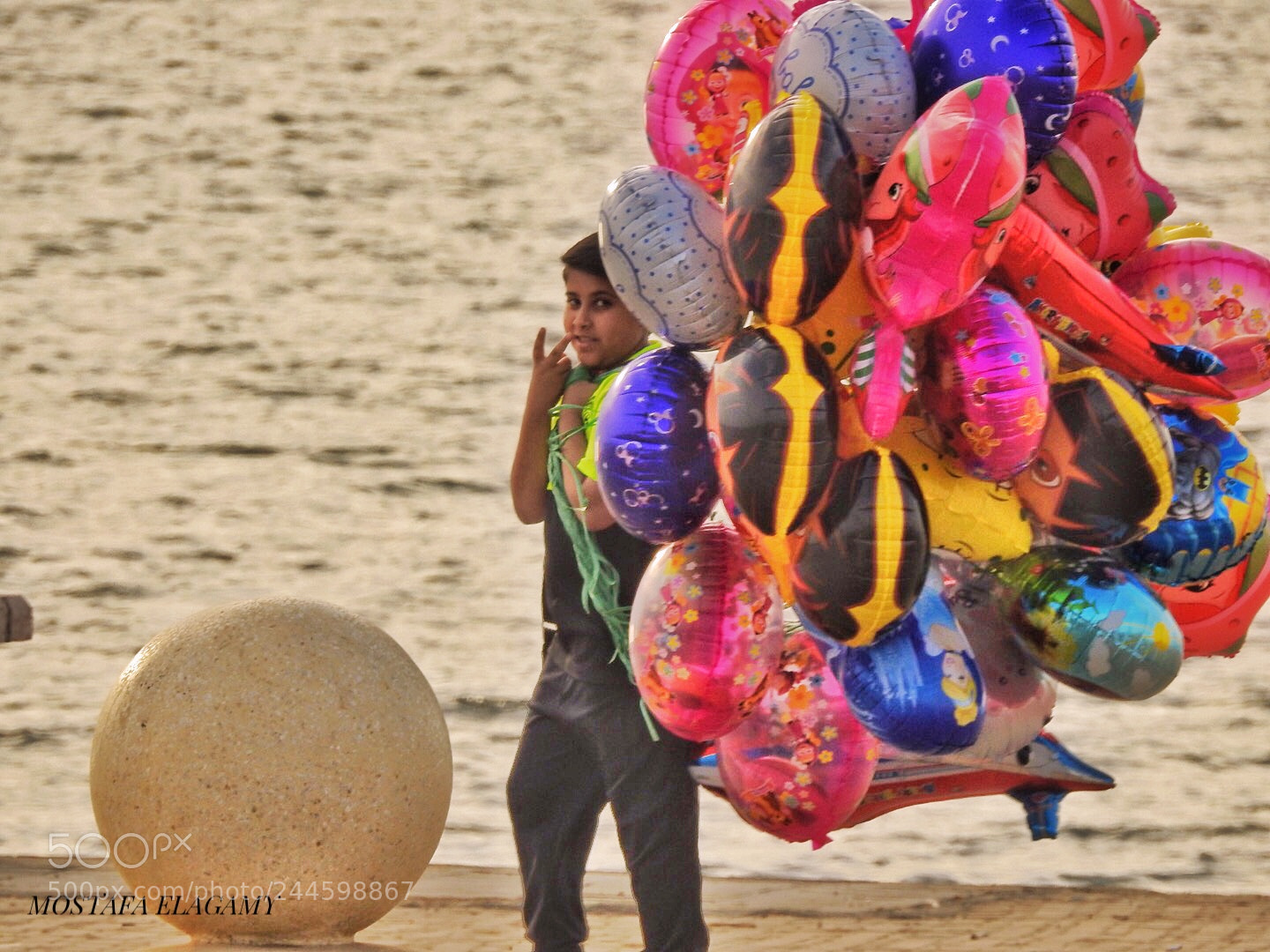 Nikon Coolpix P900 sample photo. Seller balloons photography