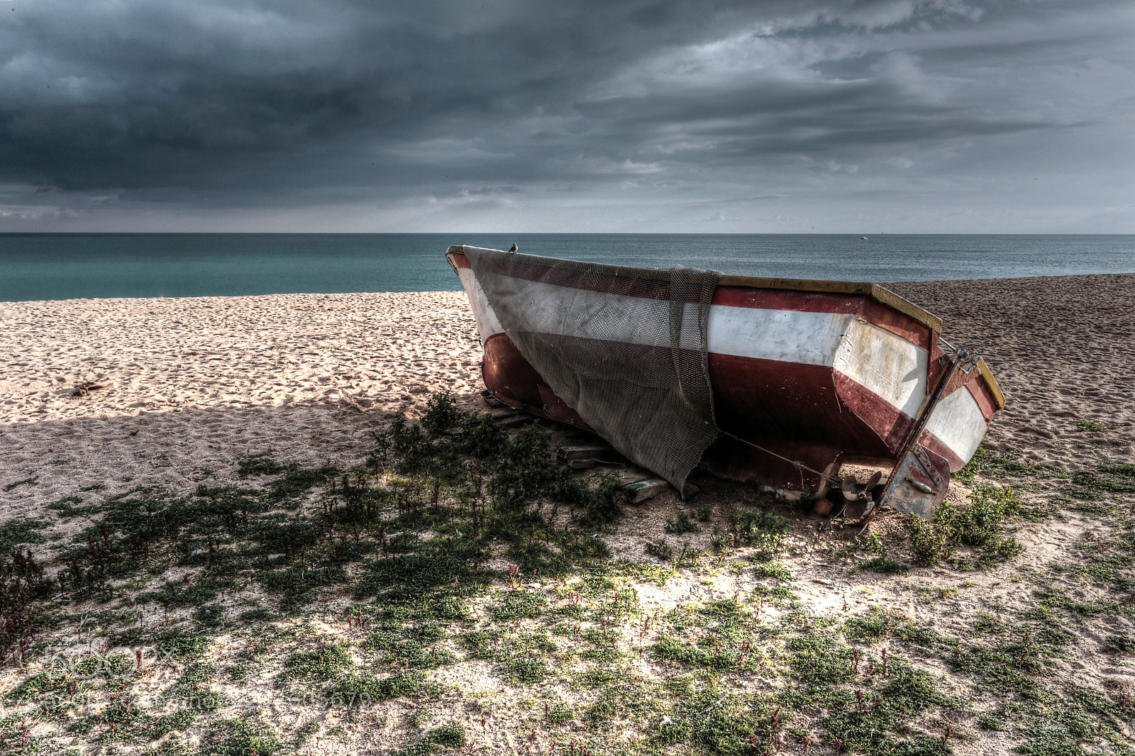 Canon EOS 6D + Canon EF 17-40mm F4L USM sample photo. Abandoned boat photography