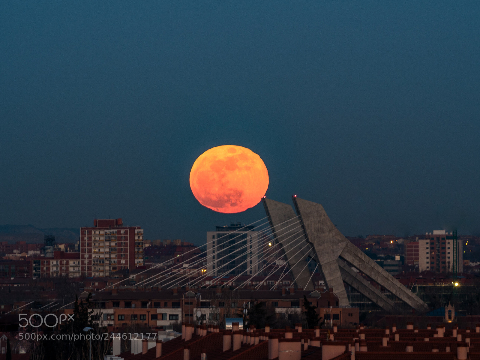 Olympus OM-D E-M5 II sample photo. Luna de fuego sobre photography