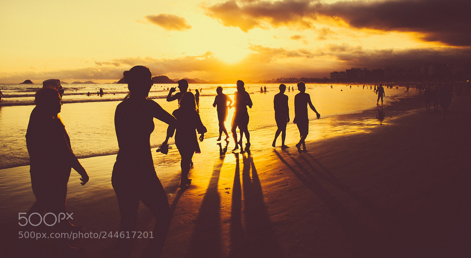 Canon EOS 600D (Rebel EOS T3i / EOS Kiss X5) sample photo. Crowd on the beach photography