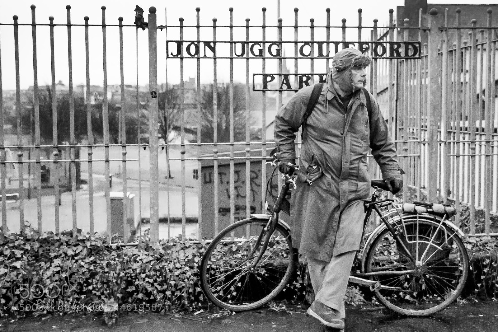 Canon EOS 750D (EOS Rebel T6i / EOS Kiss X8i) sample photo. Cyclist taking a rest photography