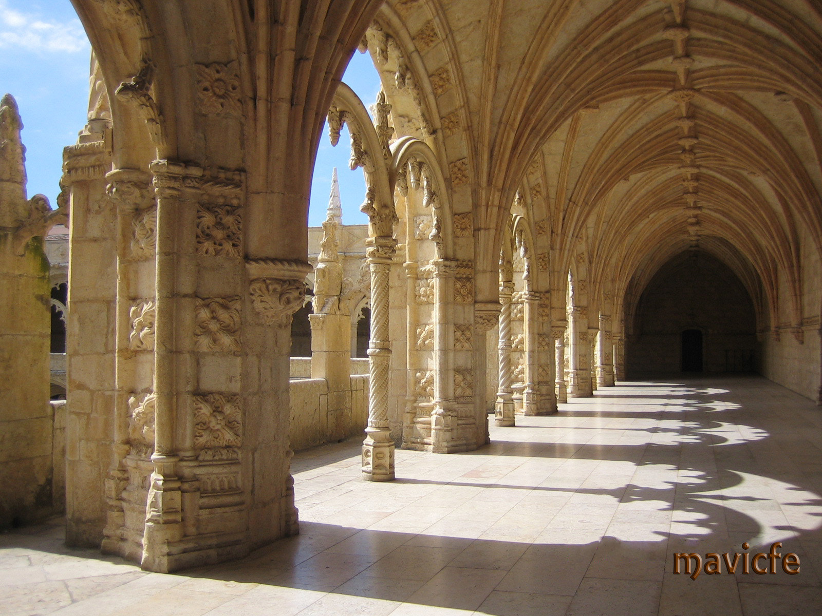 Canon DIGITAL IXUS 40 sample photo. Calm in the cloister photography