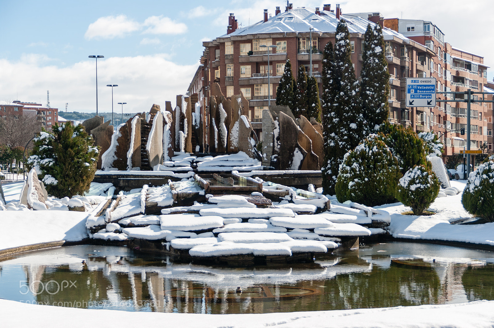 Pentax K20D sample photo. Snowy fountain photography