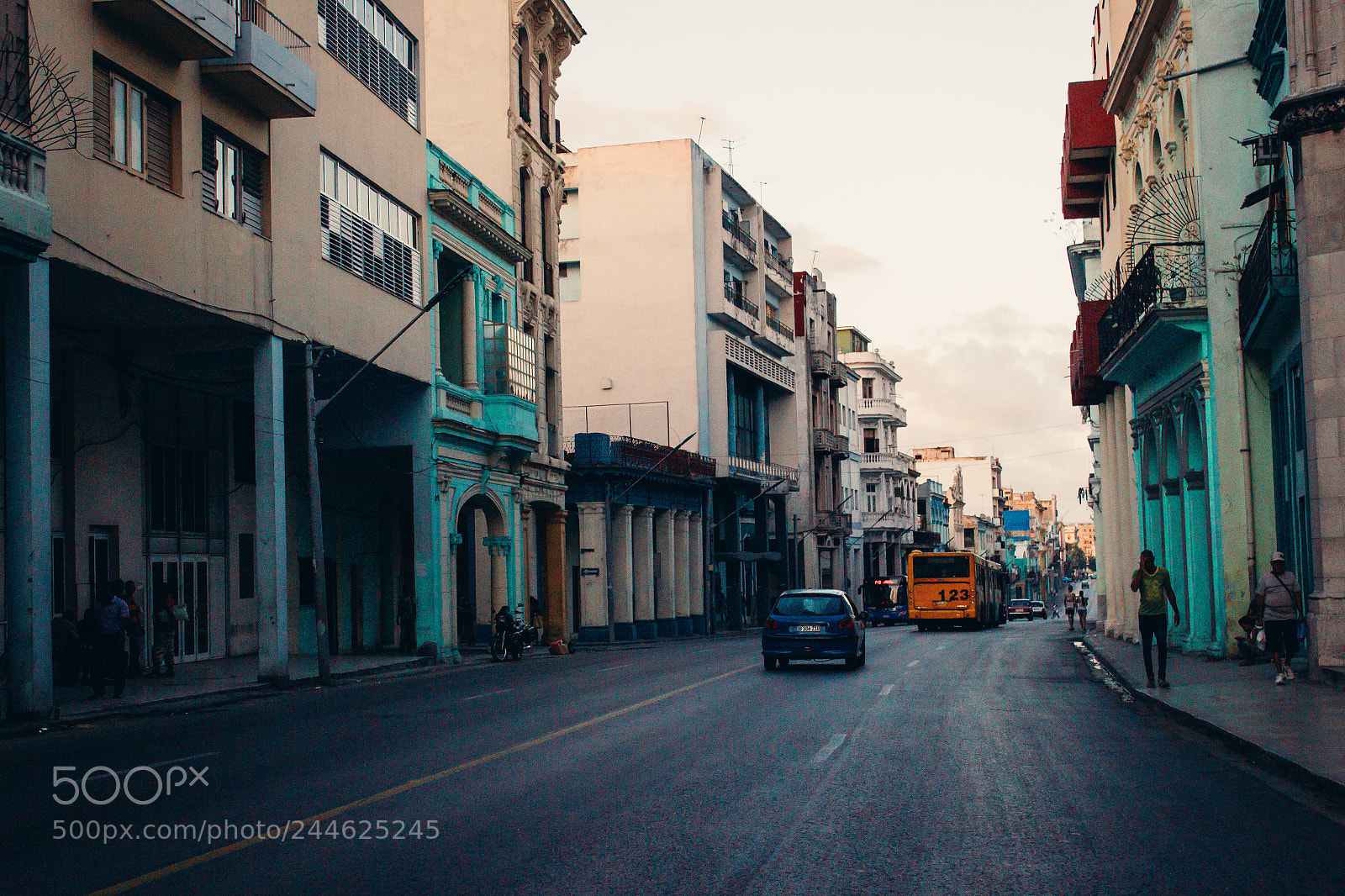 Canon EOS 550D (EOS Rebel T2i / EOS Kiss X4) sample photo. Habana streets photography