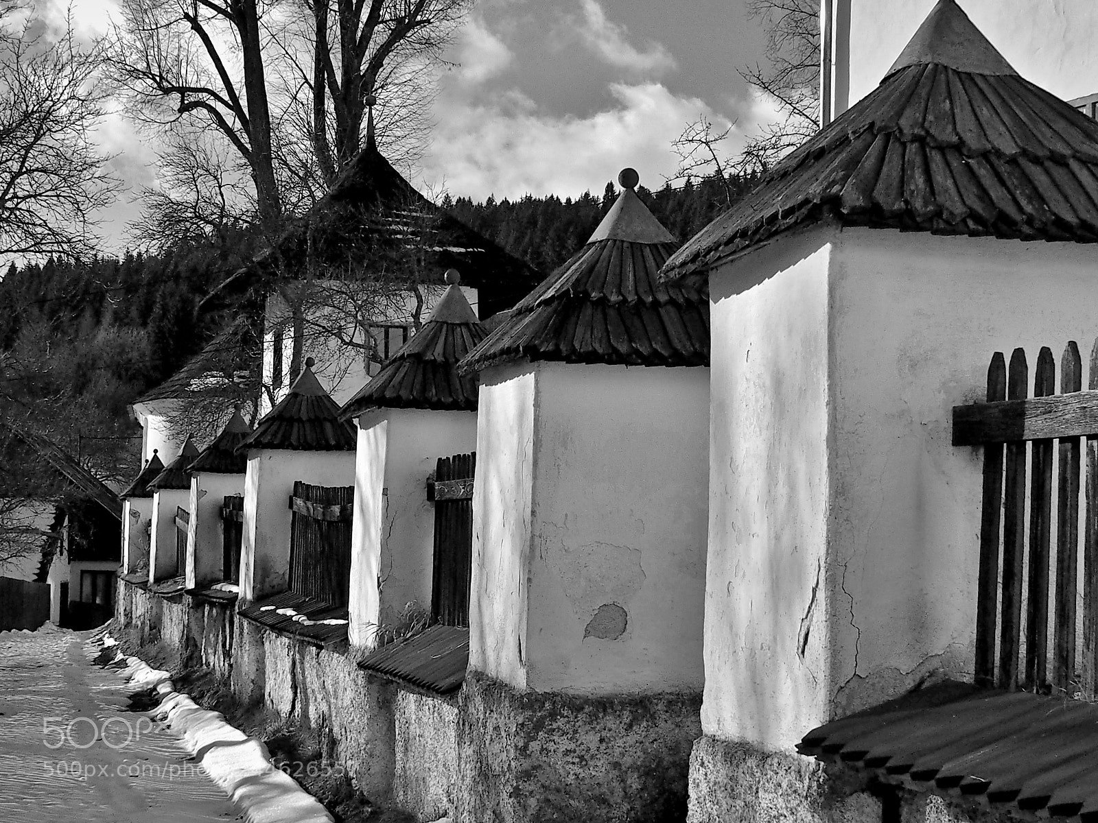 Olympus OM-D E-M10 sample photo. Piliere okolo kostola. photography