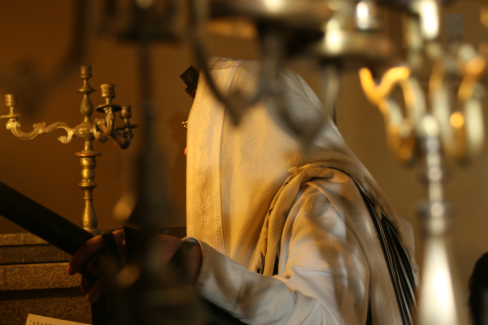 Canon EF28-90mm f/4-5.6 USM sample photo. Rabbi in a synagogue in kraków photography