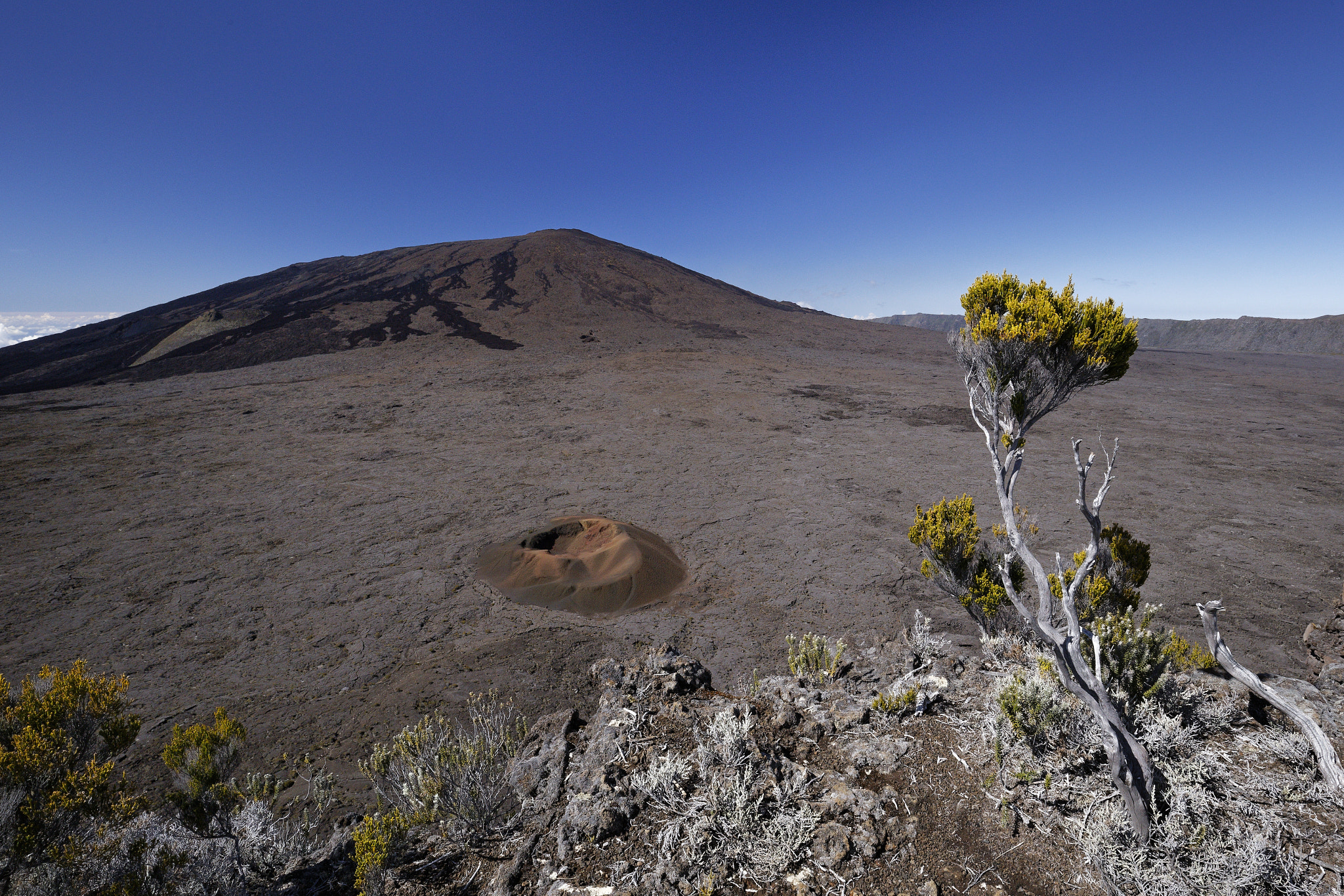 Canon EF 16-35mm F4L IS USM sample photo. Piton de la fournaise photography