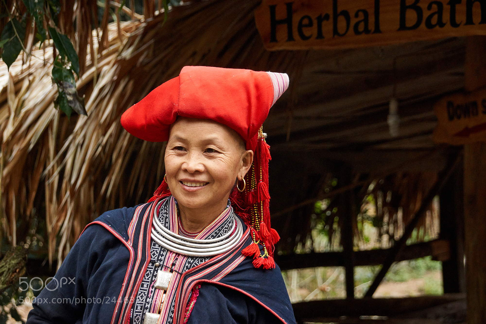 Sony SLT-A65 (SLT-A65V) sample photo. Red dao woman photography