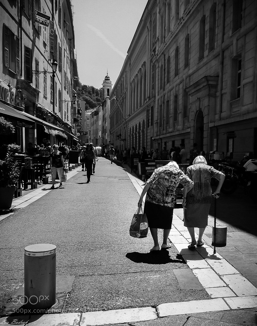 Apple iPhone 5s sample photo. Vieux nice, main dans photography
