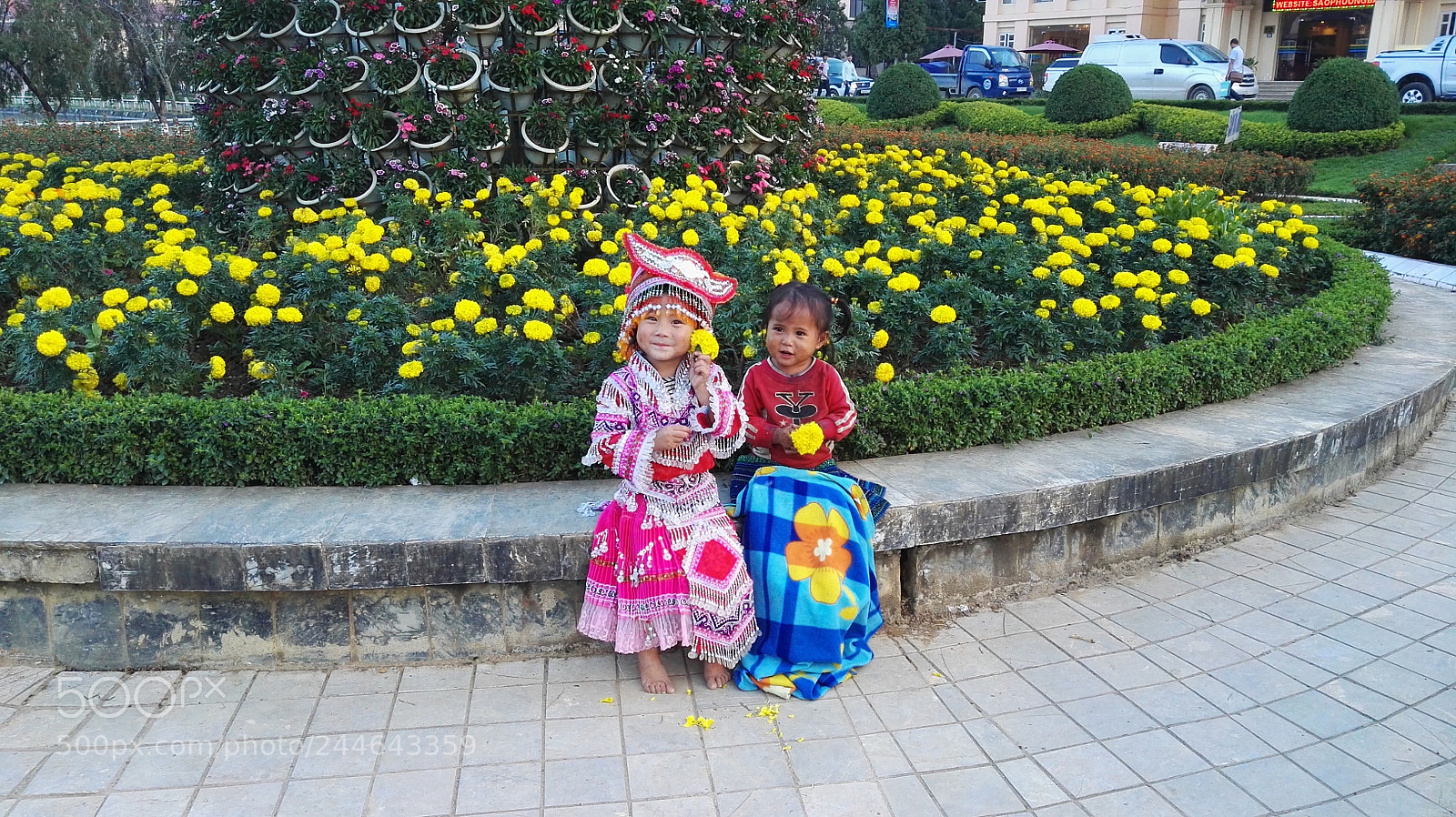 HUAWEI P8 sample photo. Little beggar girls photography