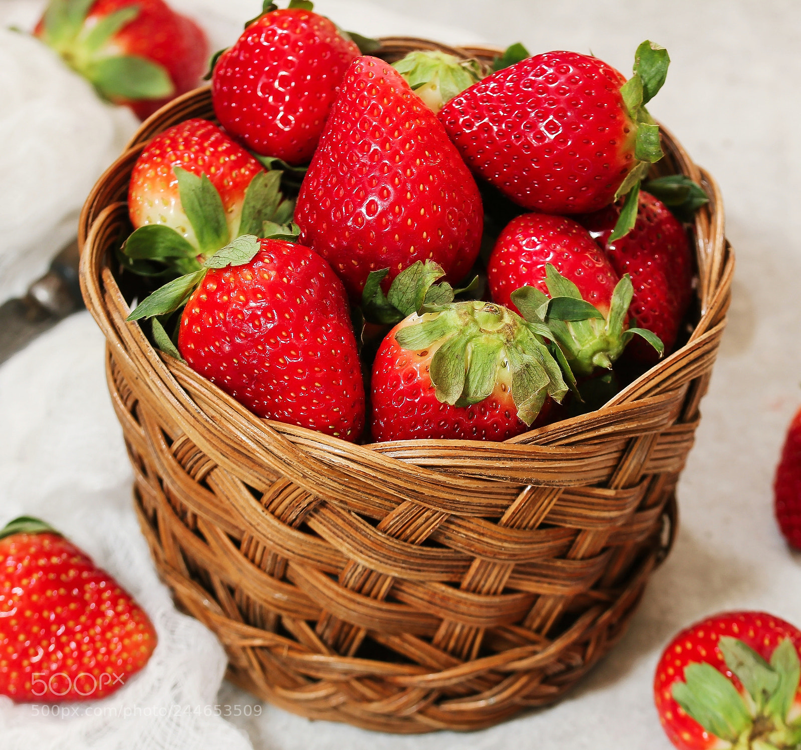 Canon EOS 60D sample photo. Fresh strawberries in a photography