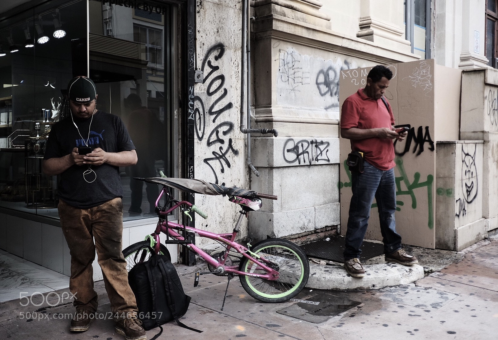 Fujifilm X-E2S sample photo. Waiting on a bus photography
