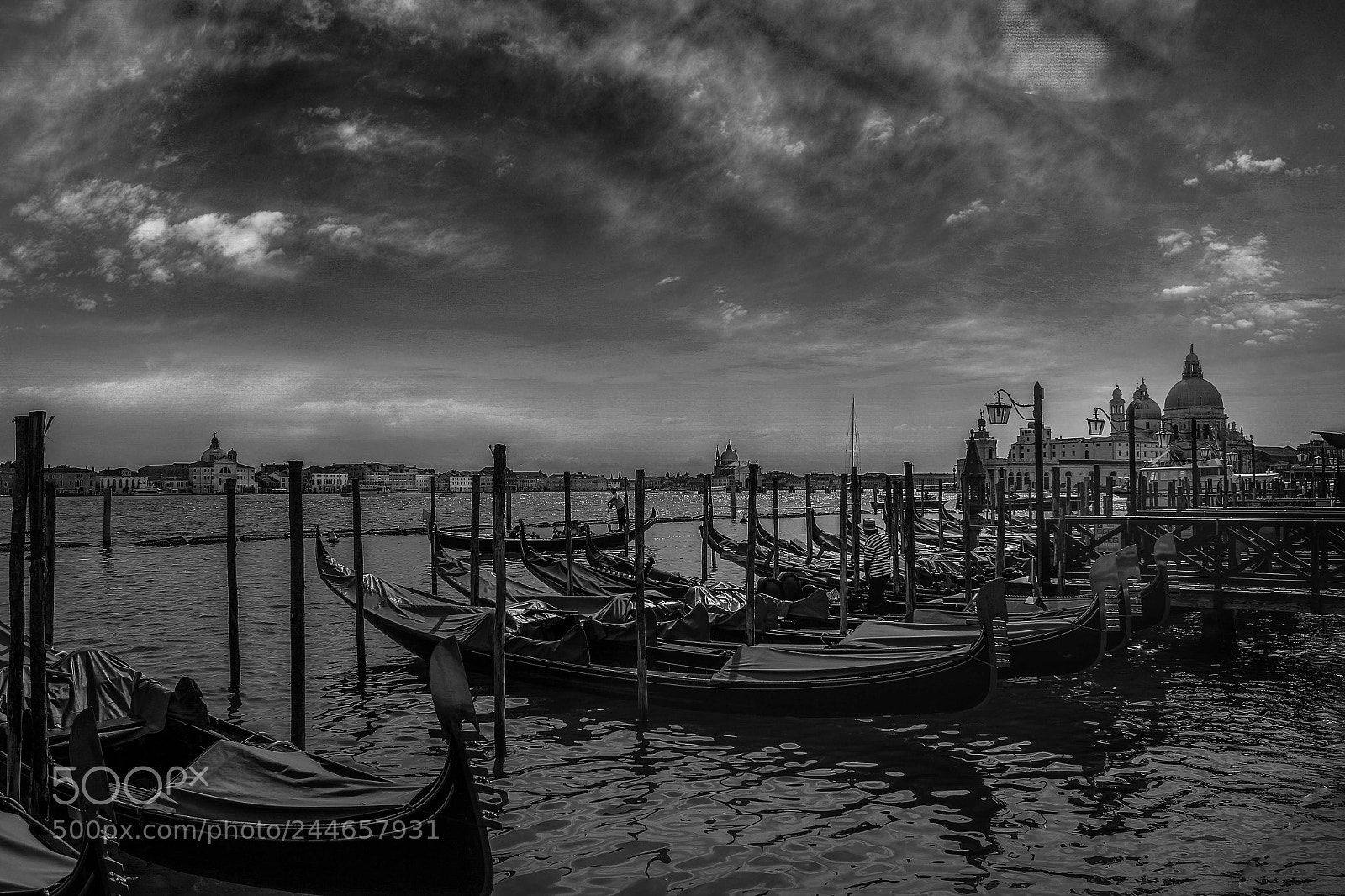 Canon EOS 550D (EOS Rebel T2i / EOS Kiss X4) sample photo. Venice gondola b&w photography