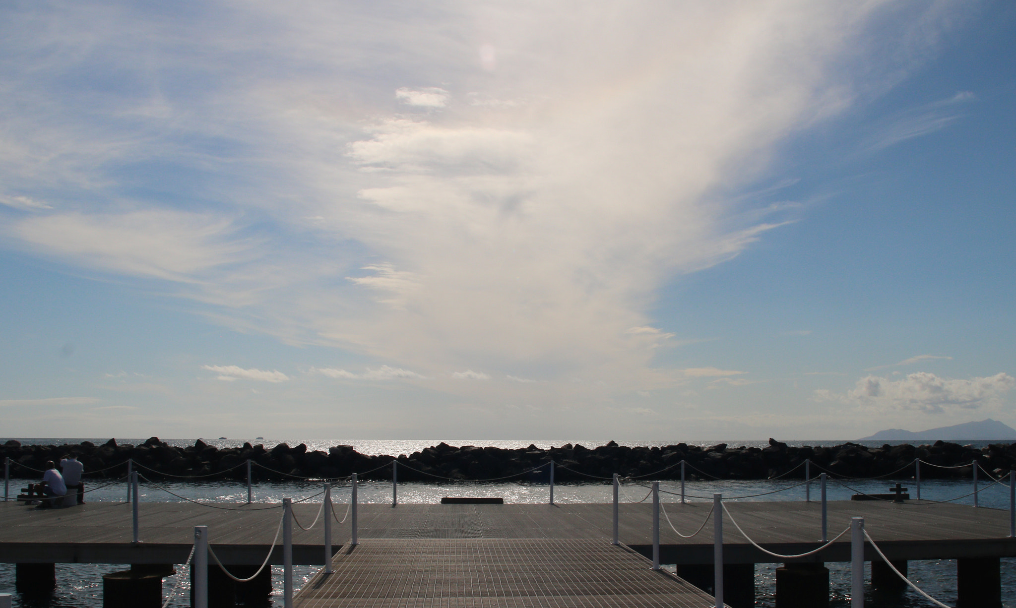 Sigma 18-200mm f/3.5-6.3 DC OS sample photo. Down to the sea photography