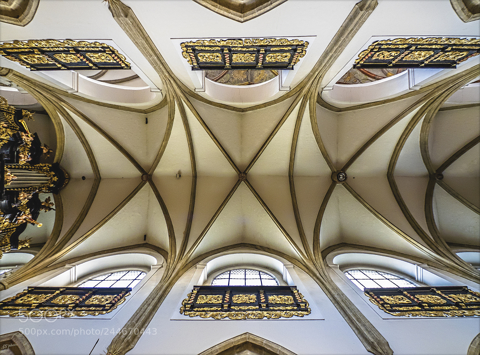 Olympus OM-D E-M1 sample photo. Ceiling vault - city photography