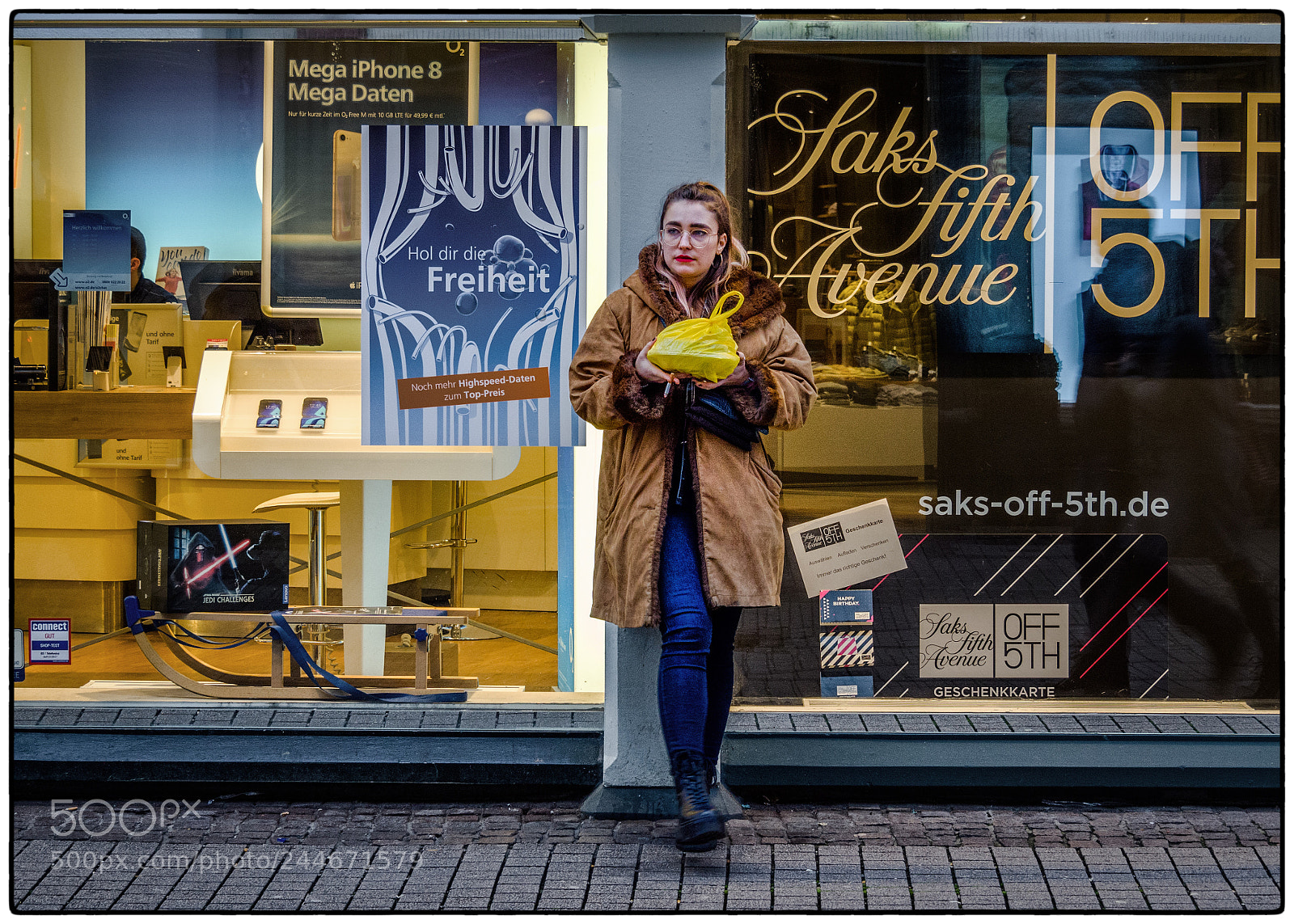 Olympus OM-D E-M10 II sample photo. The yellow bag photography