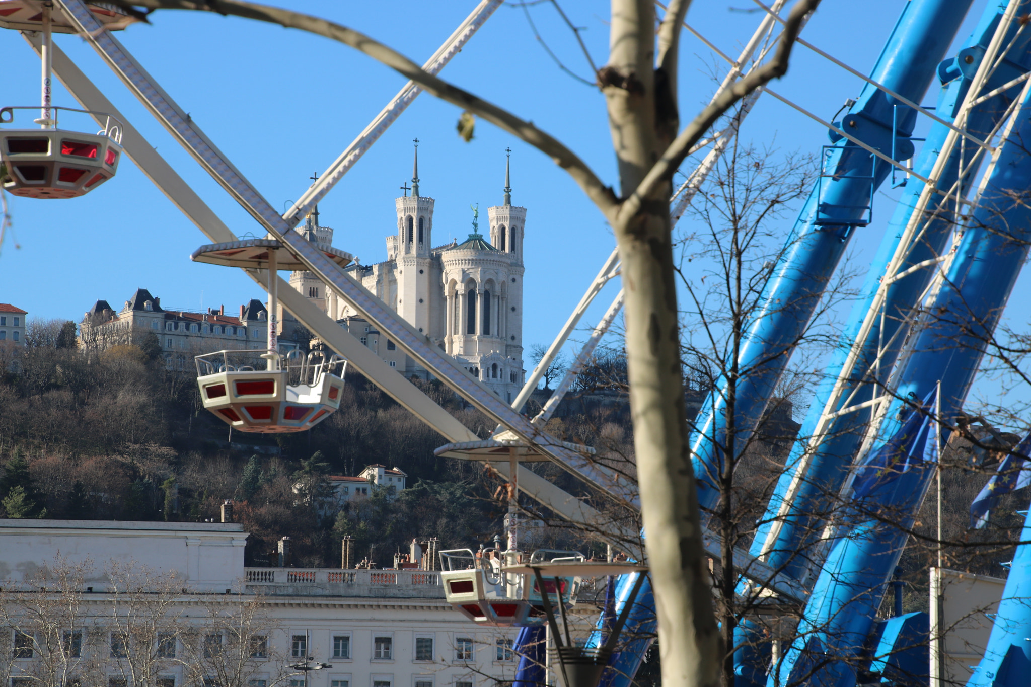 Canon EOS 760D (EOS Rebel T6s / EOS 8000D) sample photo. Fourvière derrière la grande roue photography