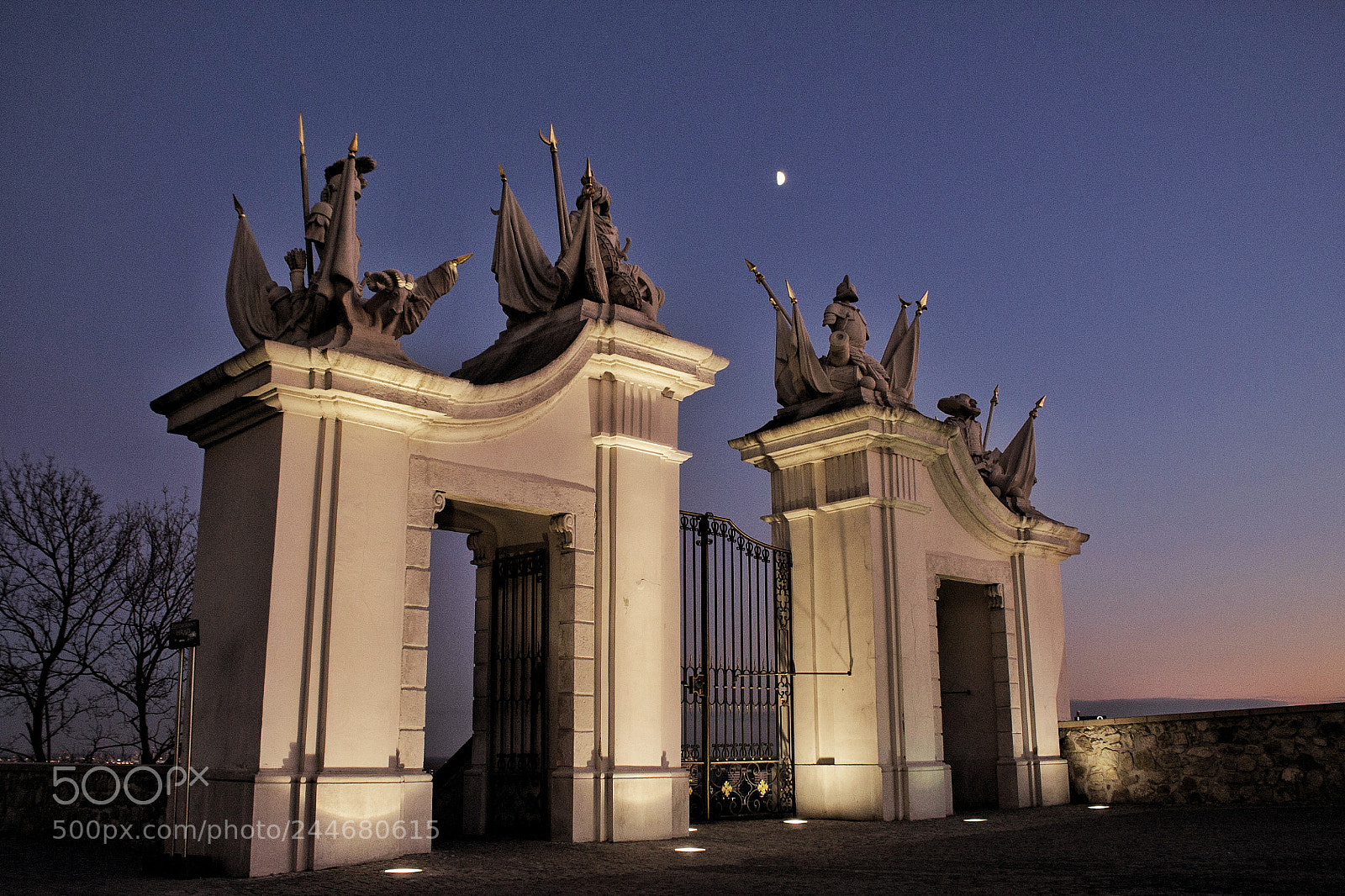 Canon EOS 1100D (EOS Rebel T3 / EOS Kiss X50) sample photo. Bratislava castle entrance photography