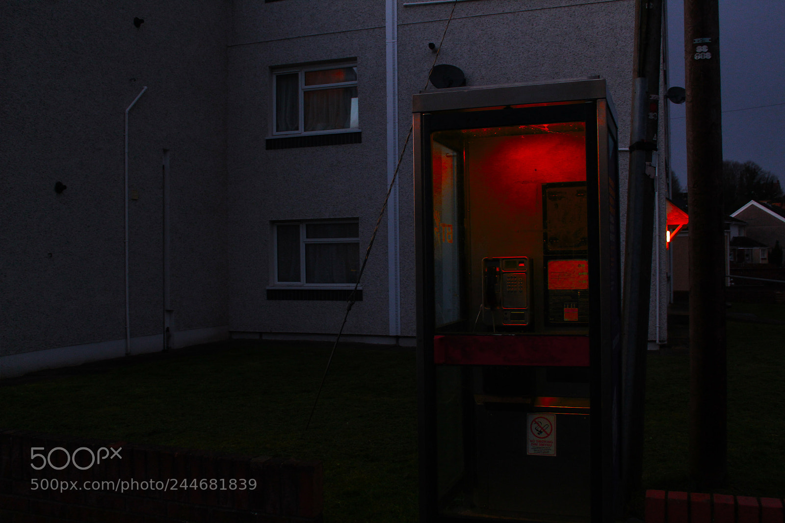 Canon EOS 1300D (EOS Rebel T6 / EOS Kiss X80) sample photo. Phone box red photography