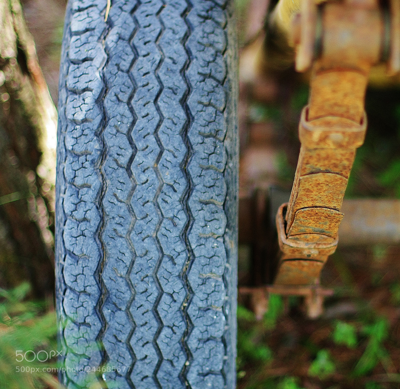 Canon EOS 450D (EOS Rebel XSi / EOS Kiss X2) sample photo. Old tire photography