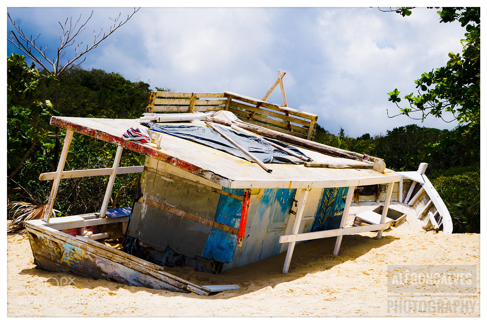 Sony a6300 sample photo. Barco encalhado na praia photography