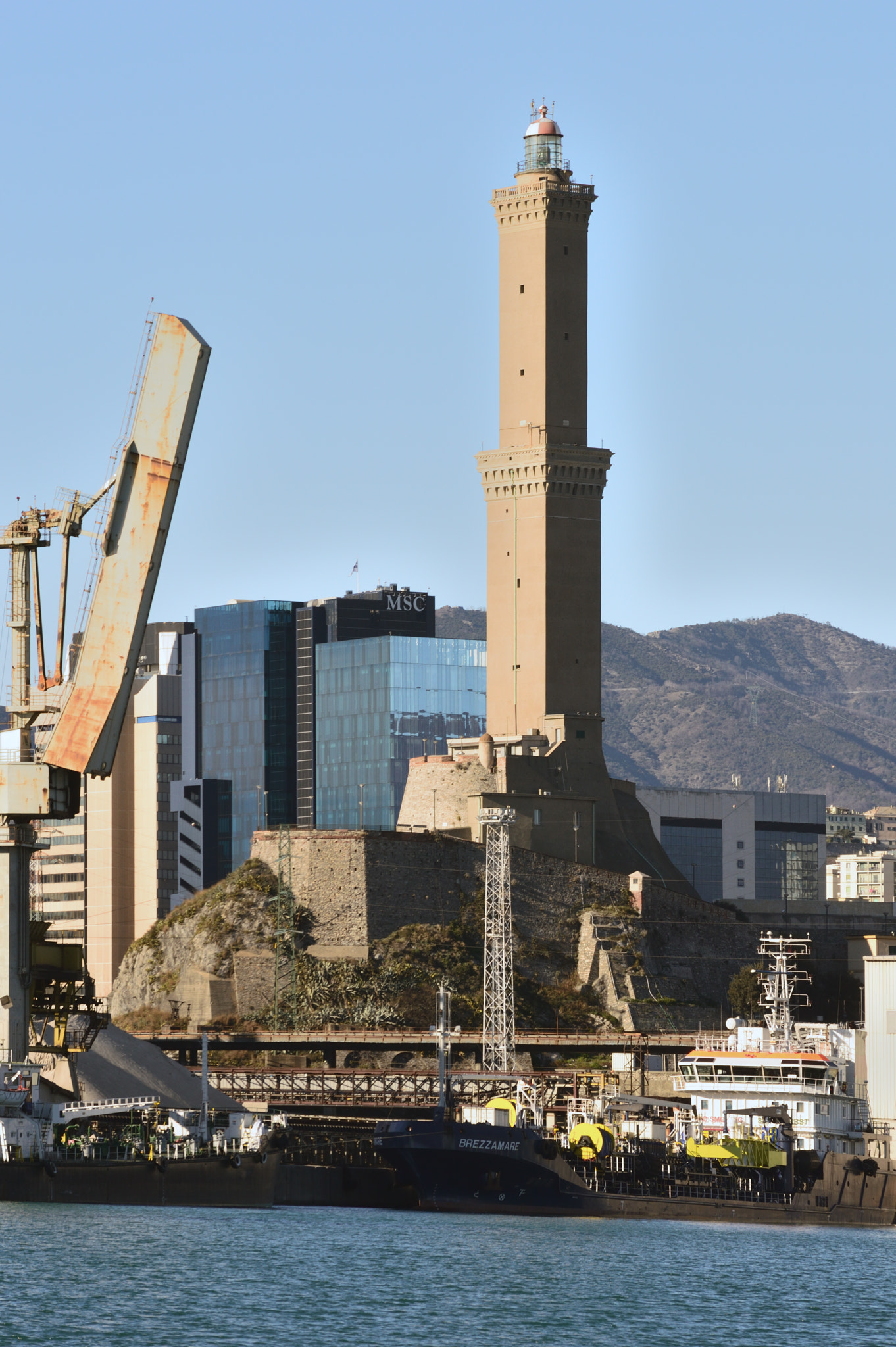 Nikon D3200 sample photo. Lanterna, grattacieli e industrie photography