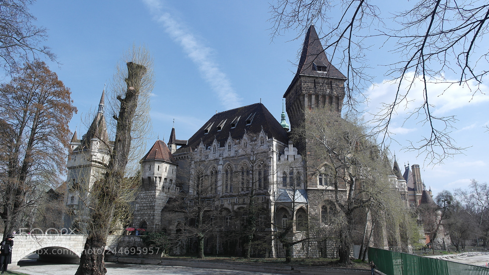 Samsung NX1000 sample photo. The stone castle, budapest photography