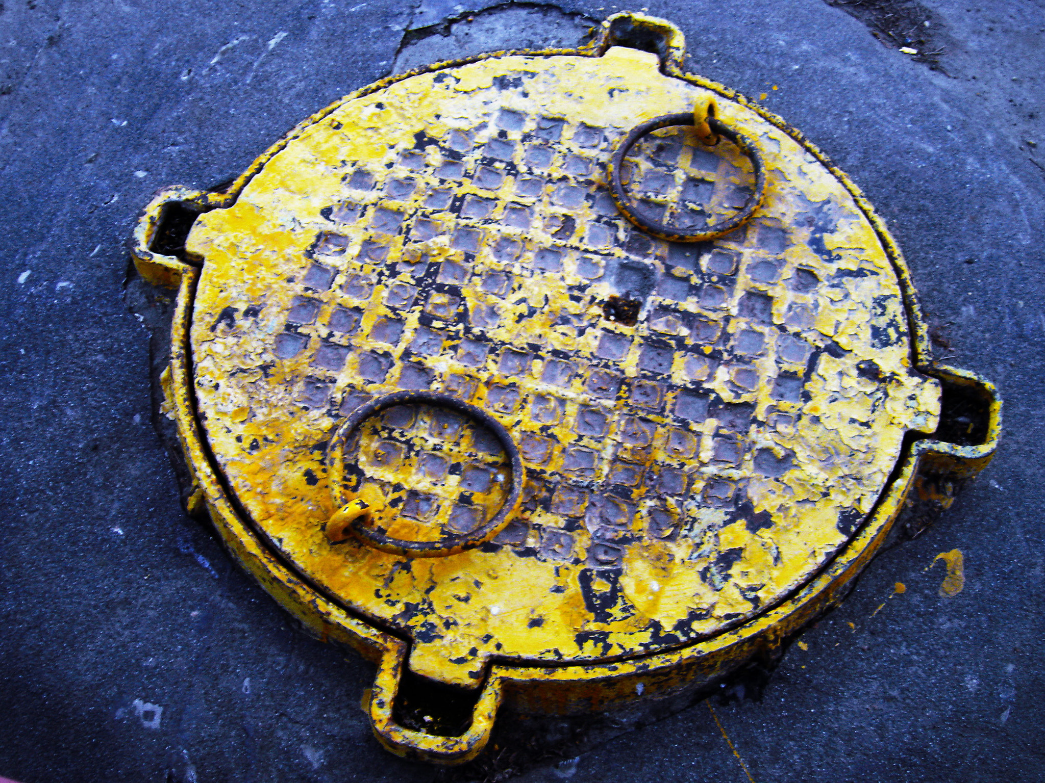 Sony DSC-P93 sample photo. Manhole photography