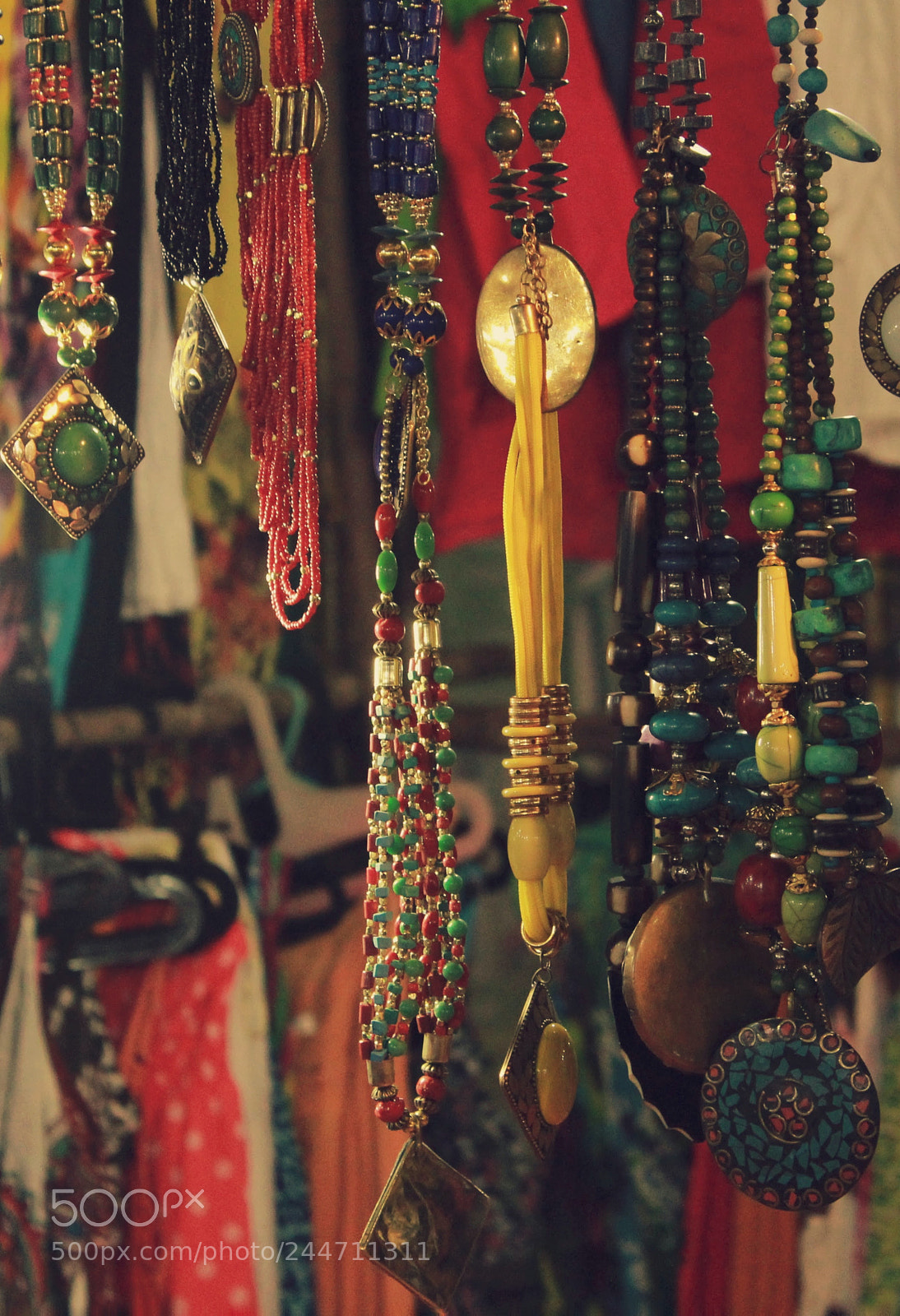 Canon EOS 1300D (EOS Rebel T6 / EOS Kiss X80) sample photo. Jewellery shop at night photography