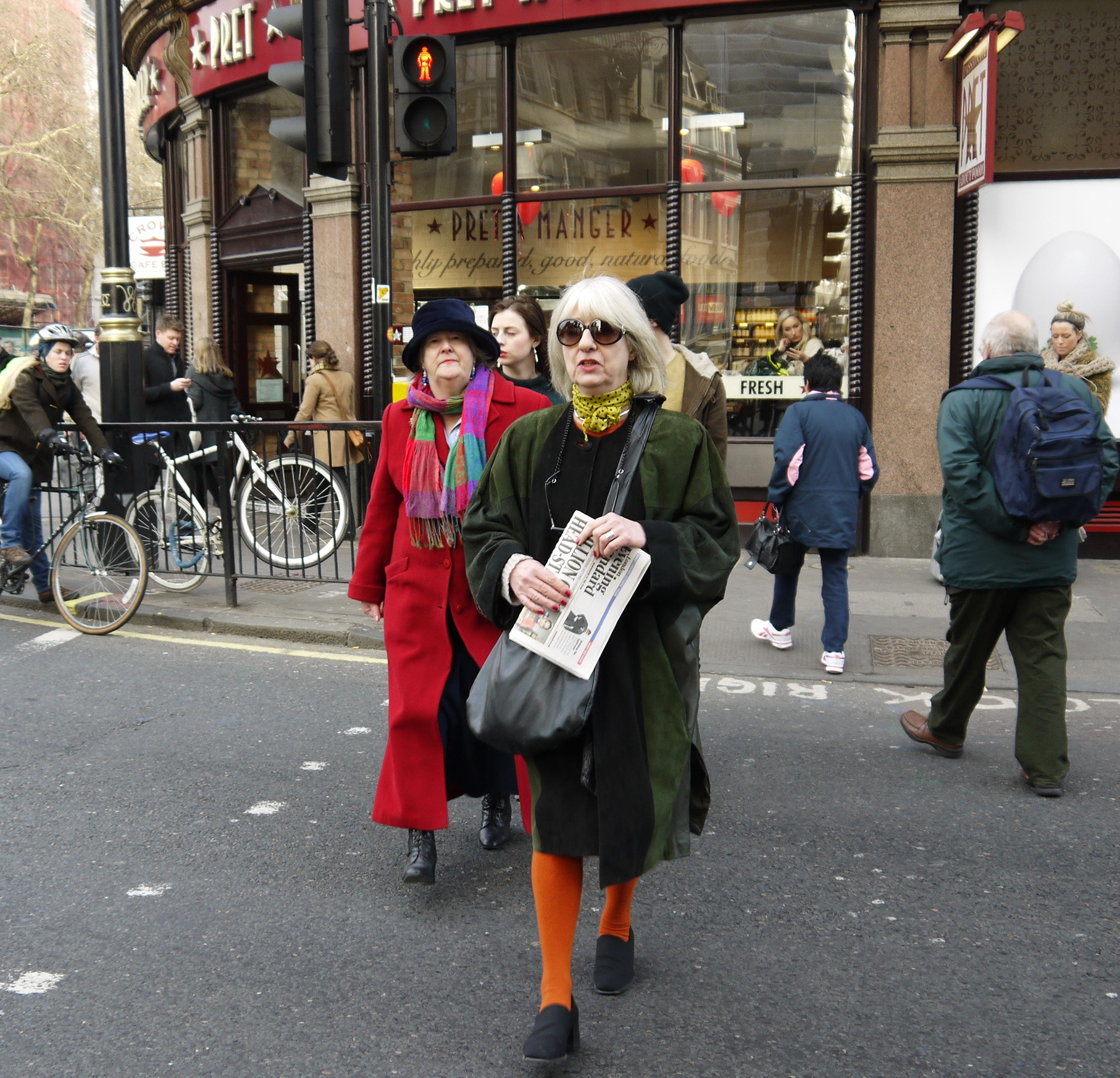 Panasonic Lumix DMC-GF3 + IO 14-42mm F3.5-5.6 sample photo. Streets of london, people photography
