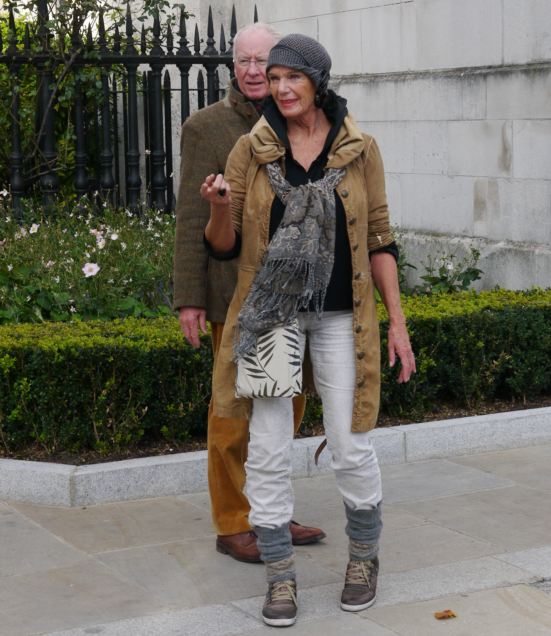 Panasonic Lumix DMC-GF3 + IO 14-42mm F3.5-5.6 sample photo. Streets of london, people photography