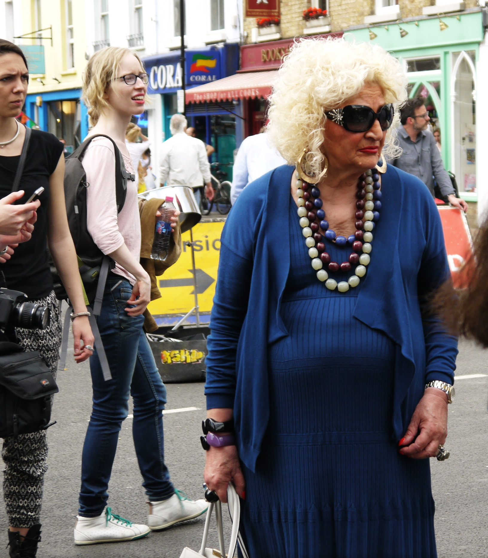 Panasonic Lumix DMC-GF3 + IO 14-42mm F3.5-5.6 sample photo. Streets of london, people photography