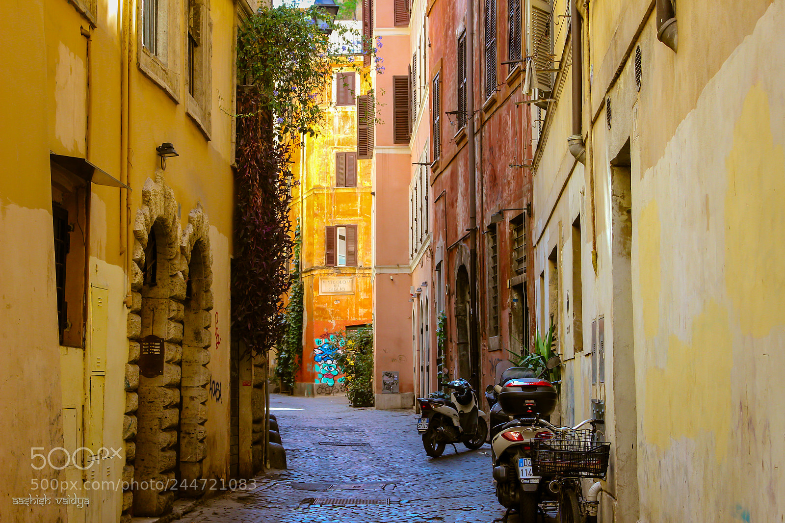 Canon EOS 600D (Rebel EOS T3i / EOS Kiss X5) sample photo. Side street of rome photography