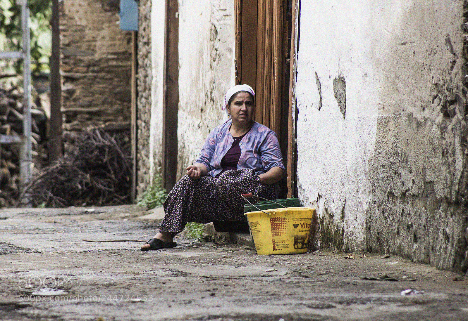 Canon EOS 60D sample photo. Woman sitting in front photography
