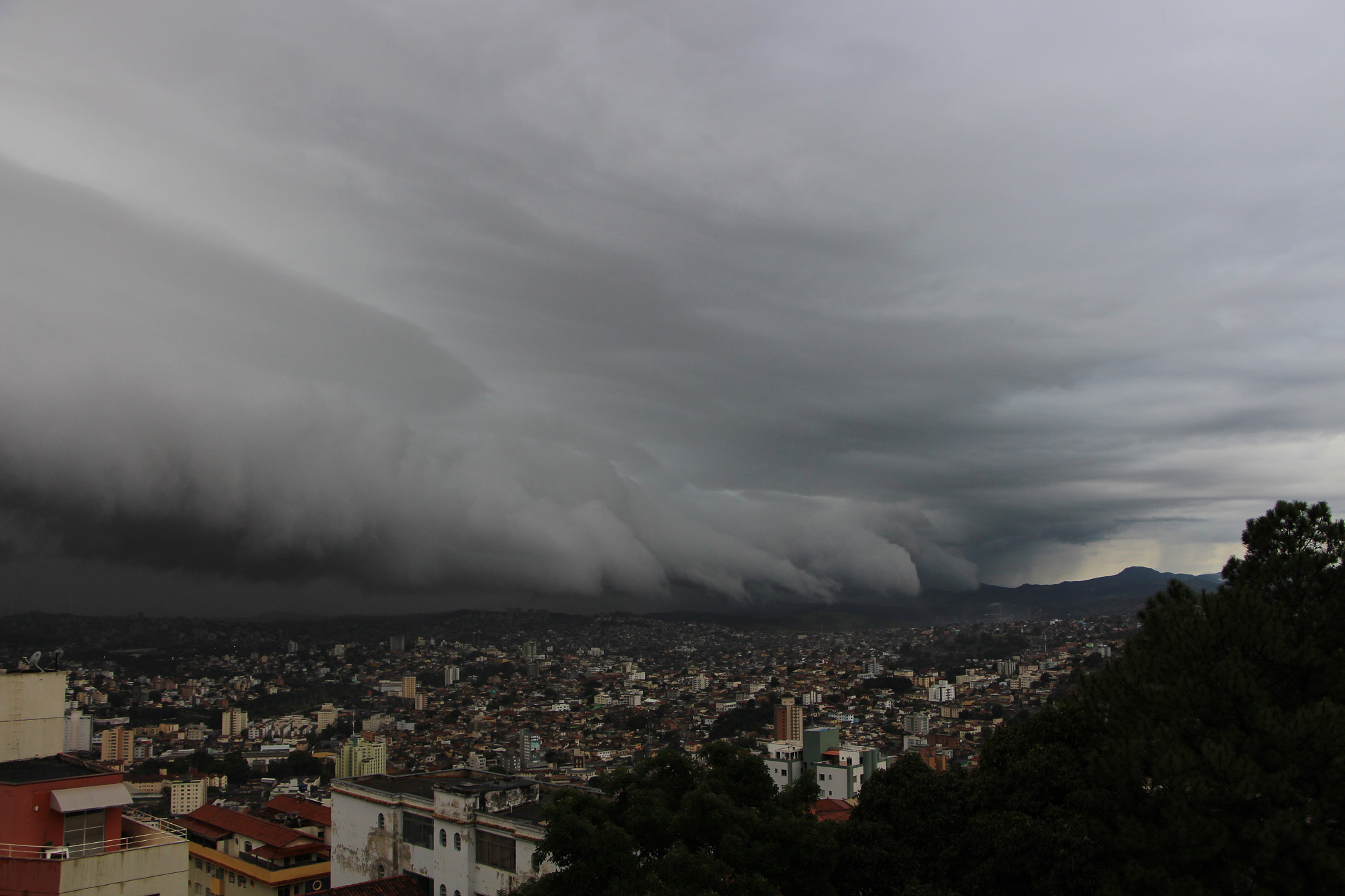 Canon EOS 700D (EOS Rebel T5i / EOS Kiss X7i) sample photo. Chuva vindo em bh mg photography