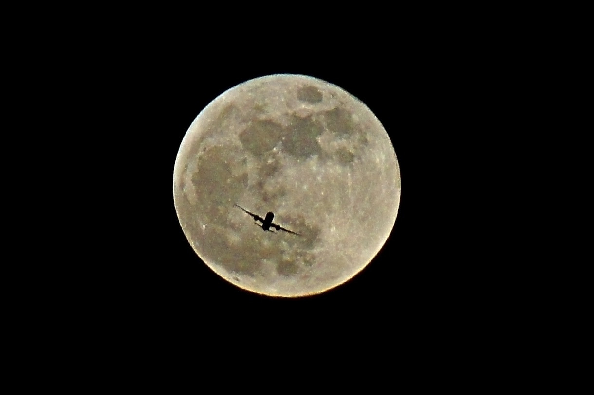 Sony Alpha DSLR-A550 + Sony 75-300mm F4.5-5.6 sample photo. Fly me to the moon ! photography