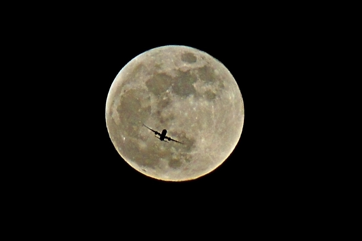 Sony 75-300mm F4.5-5.6 sample photo. Fly me to the moon ! photography