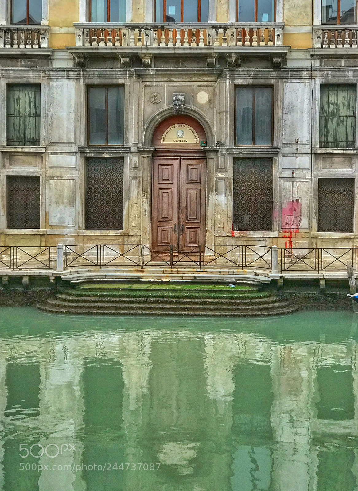 Apple iPhone 7 Plus sample photo. Venetian door photography