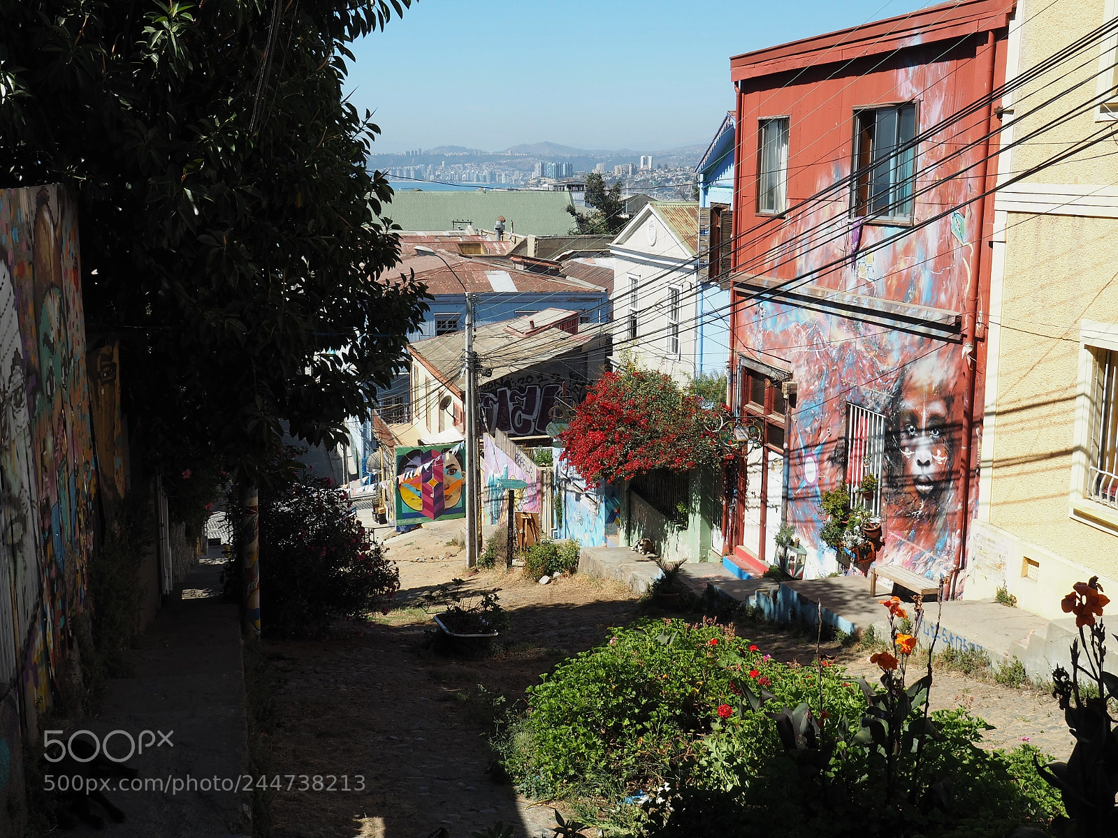 Olympus OM-D E-M5 II sample photo. Street scene, valparaiso photography