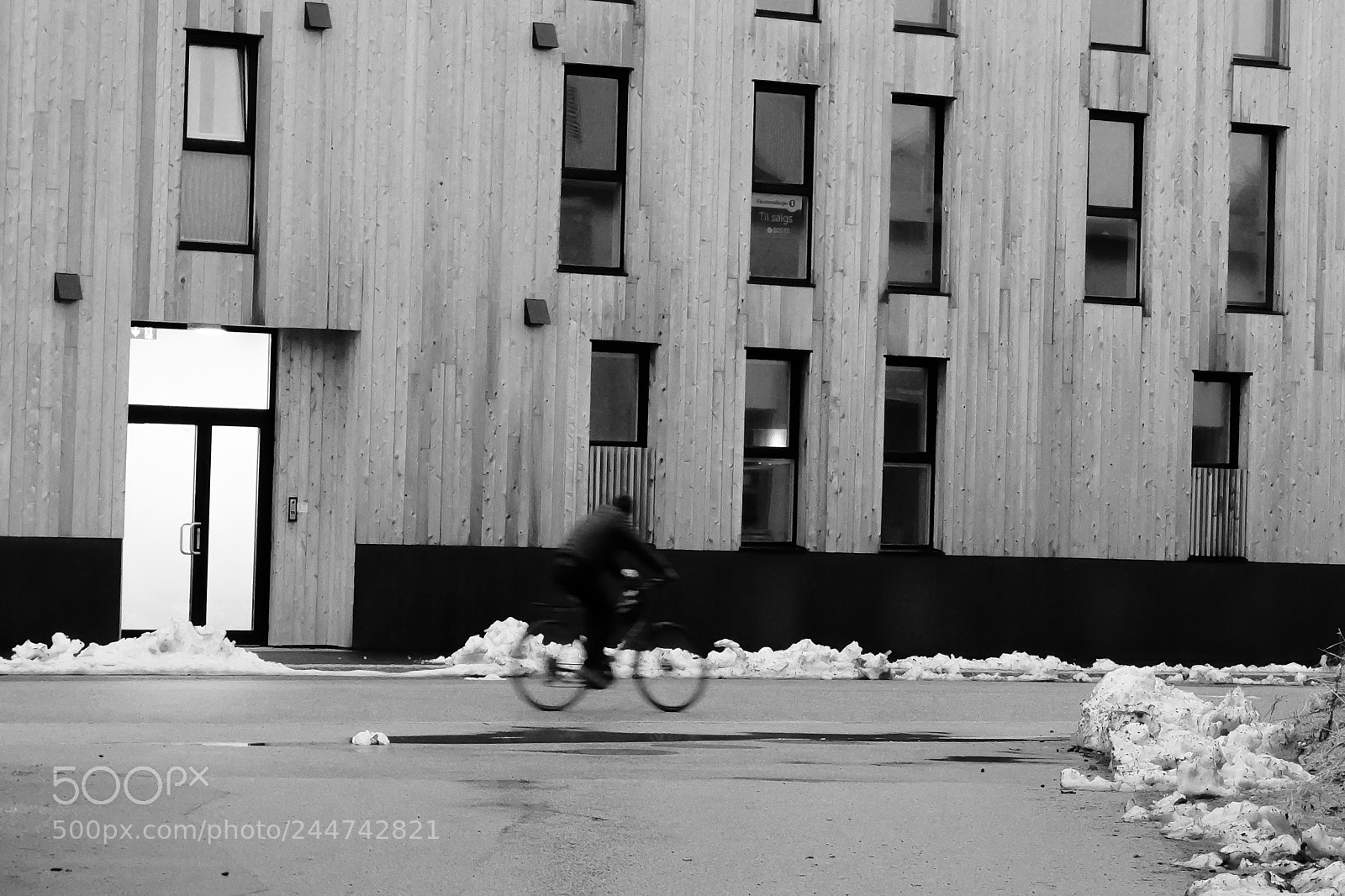Fujifilm X30 sample photo. Passing cyclist photography