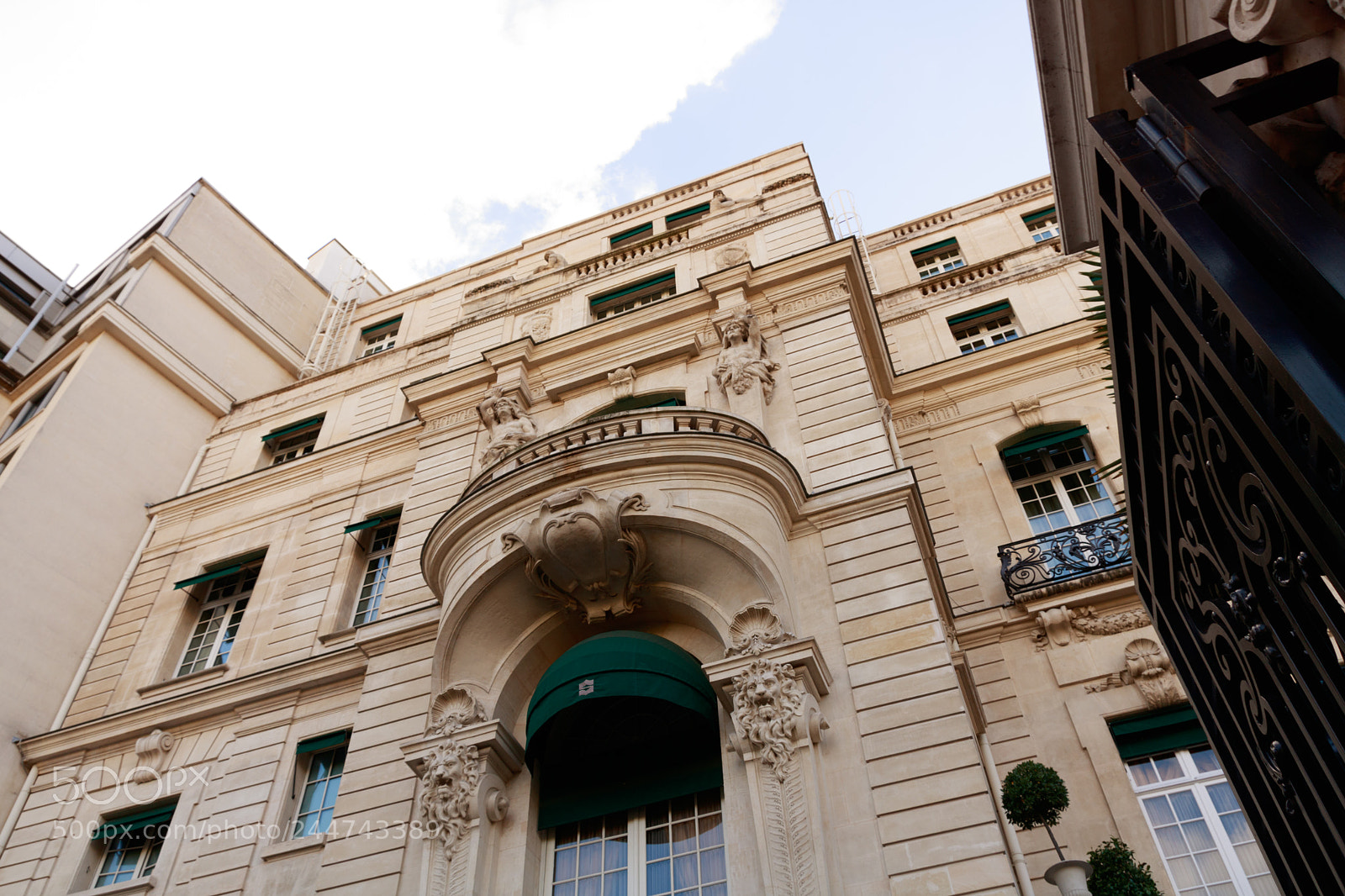 Canon EOS 750D (EOS Rebel T6i / EOS Kiss X8i) sample photo. Parisian building photography