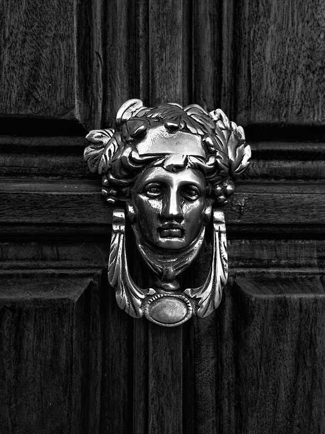 Canon PowerShot A3300 IS sample photo. Llamador de la puerta - rostro dorado mujer (door knocker - woma photography