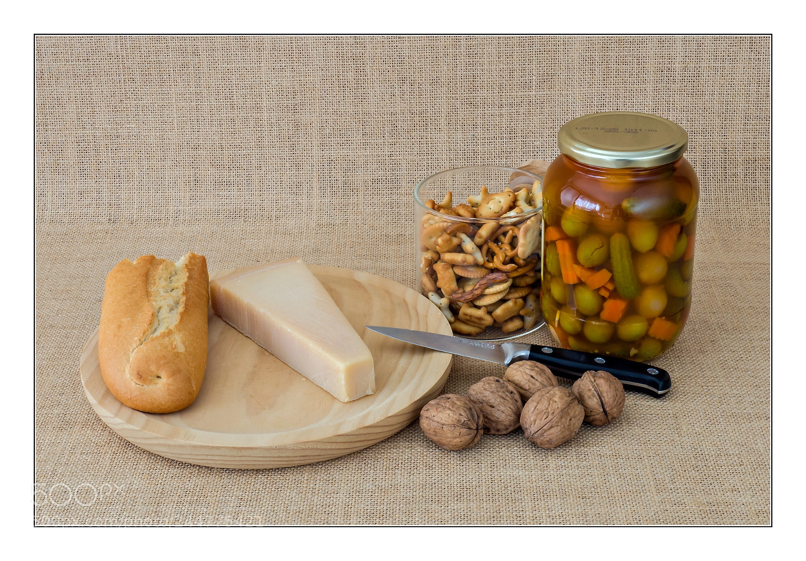 Olympus PEN-F sample photo. Queso, pan, aceitunas y photography