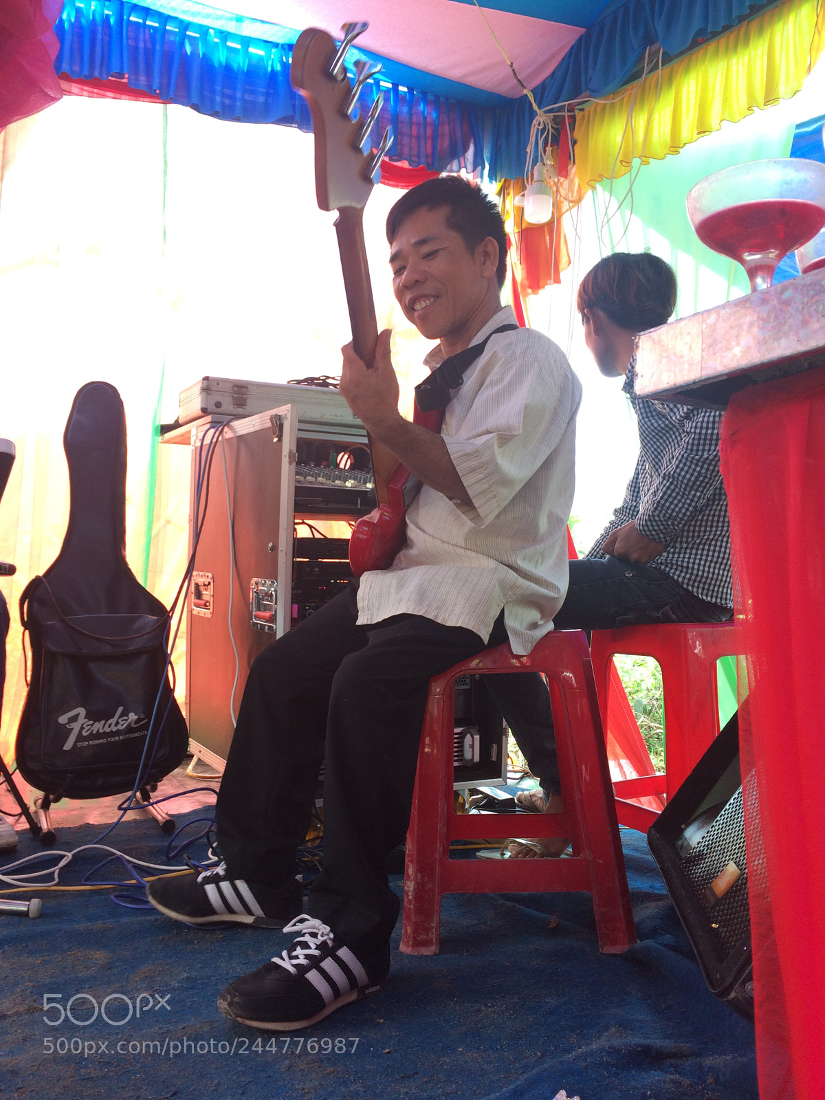 Apple iPhone 5s sample photo. Feel the music photography