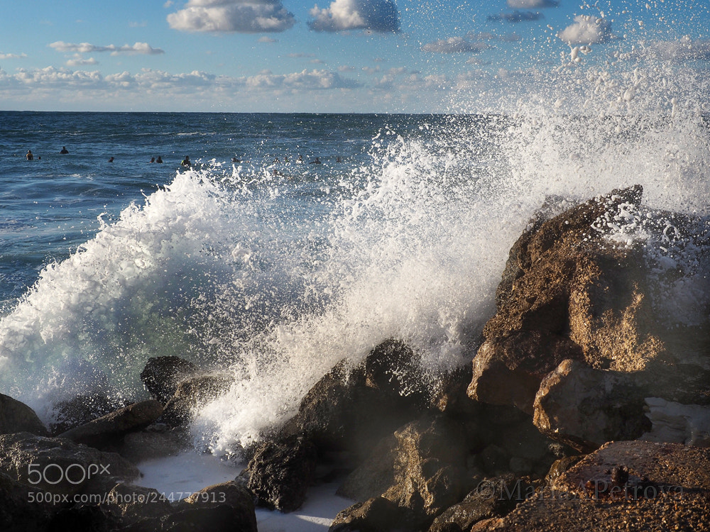 Olympus OM-D E-M5 II sample photo. Waves & people photography