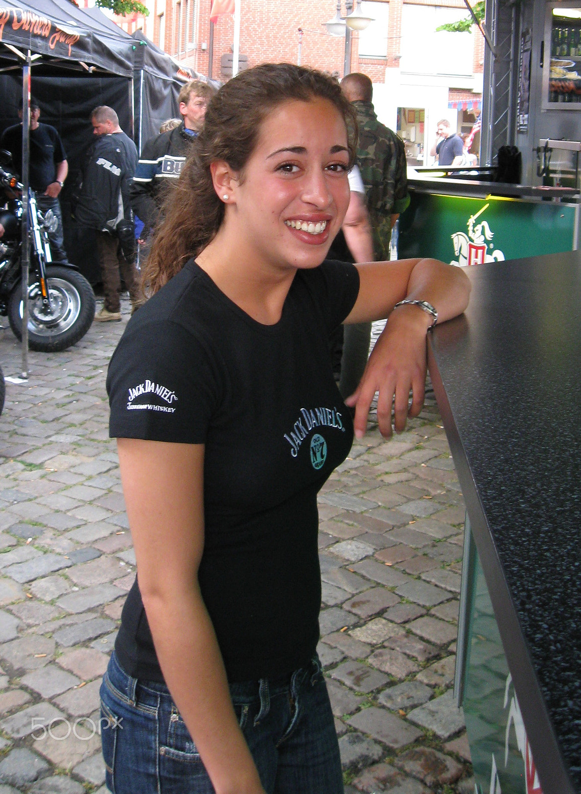 Canon PowerShot A590 IS sample photo. Pretty girl at the counter photography