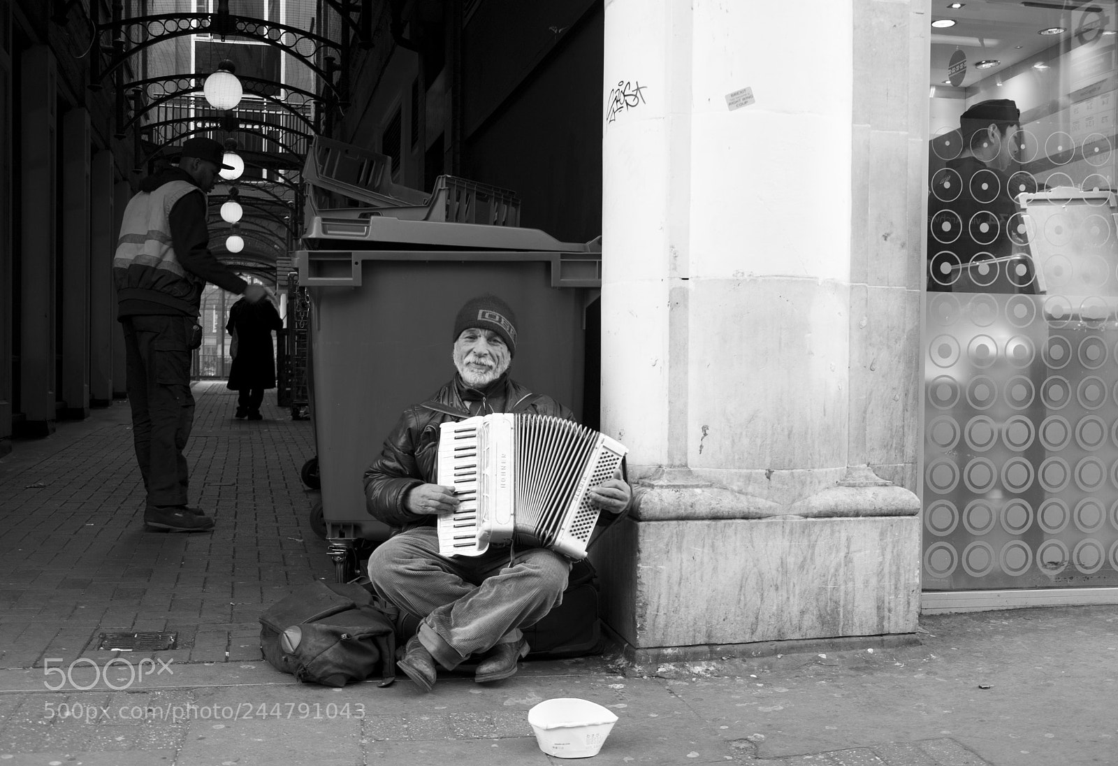 Fujifilm X-T2 sample photo. Accordion player in london... photography