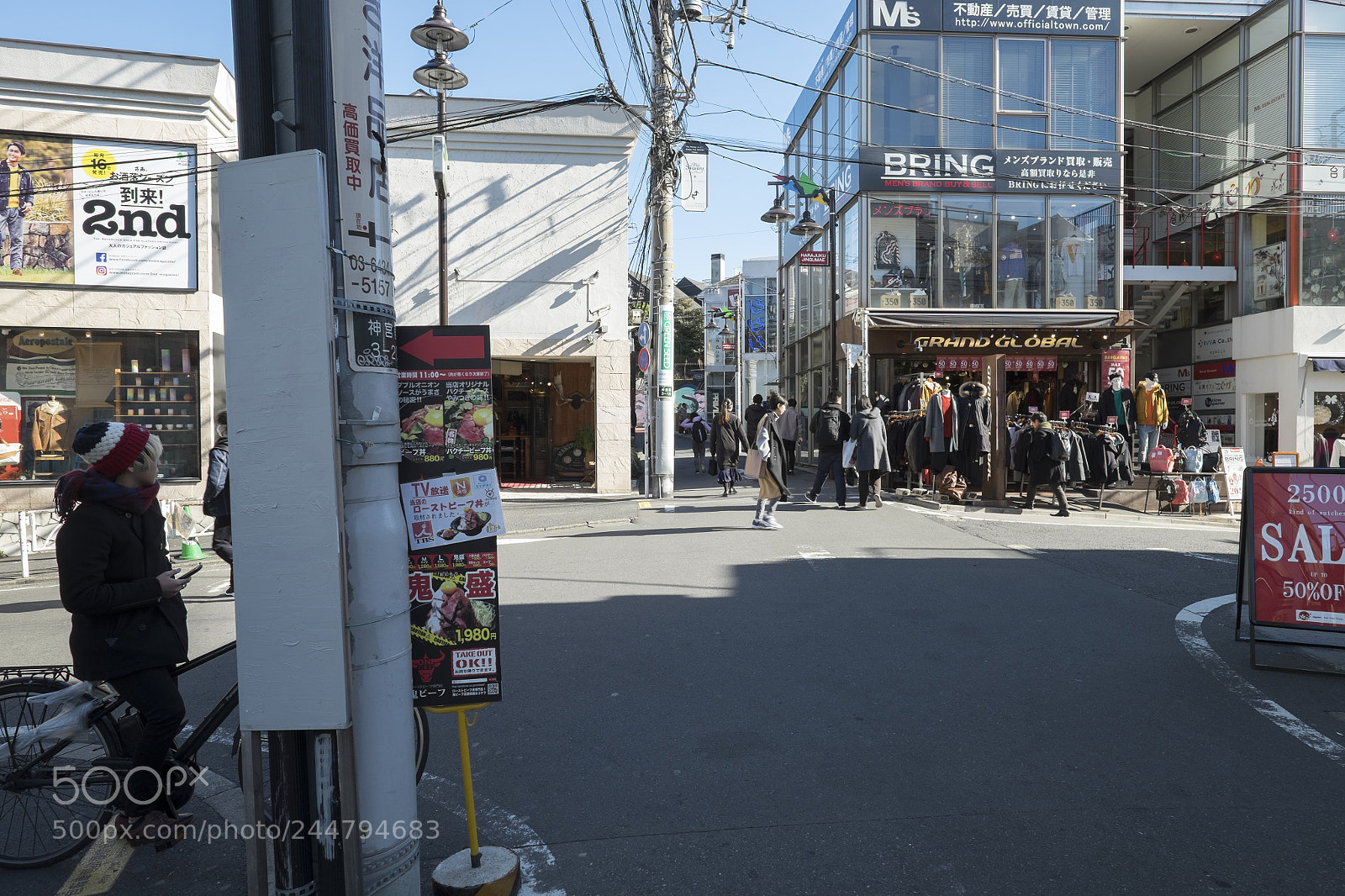 Fujifilm X-T1 sample photo. Tokyo.渋谷区神宮前　裏原宿ファミマ前から photography