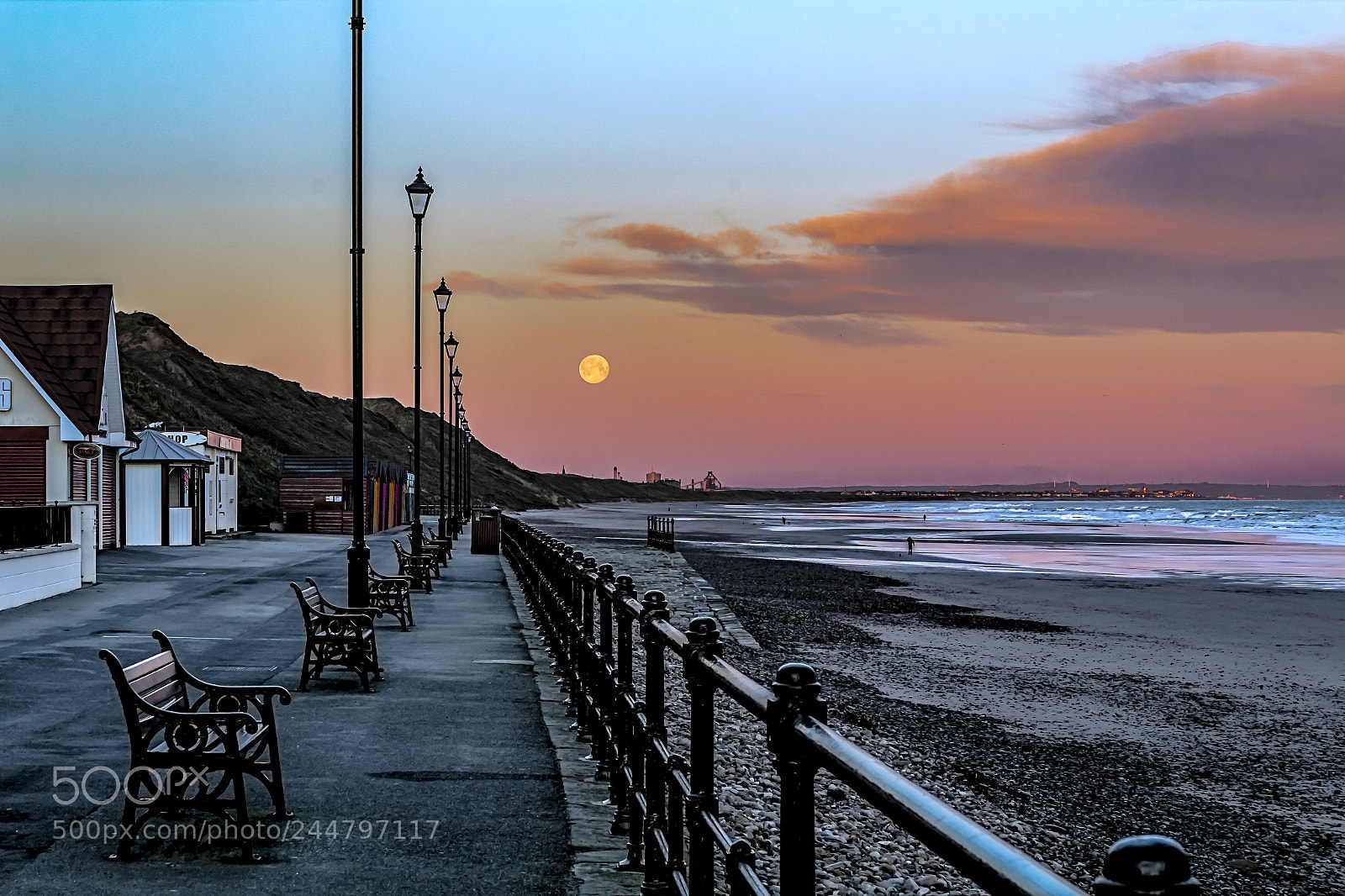 Canon EOS 1200D (EOS Rebel T5 / EOS Kiss X70 / EOS Hi) sample photo. Supermoon setting from saltburn-by-the-sea. photography